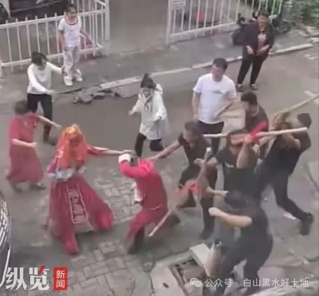 新郎接親時(shí)被人持棍追打！