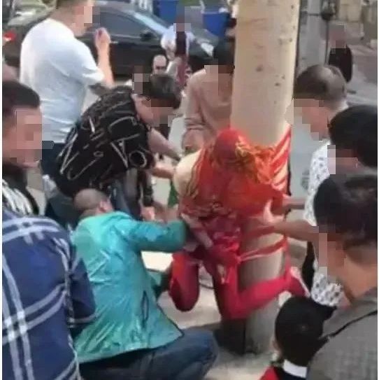 新娘被多名男子拿膠帶綁電線桿上！官方通報
