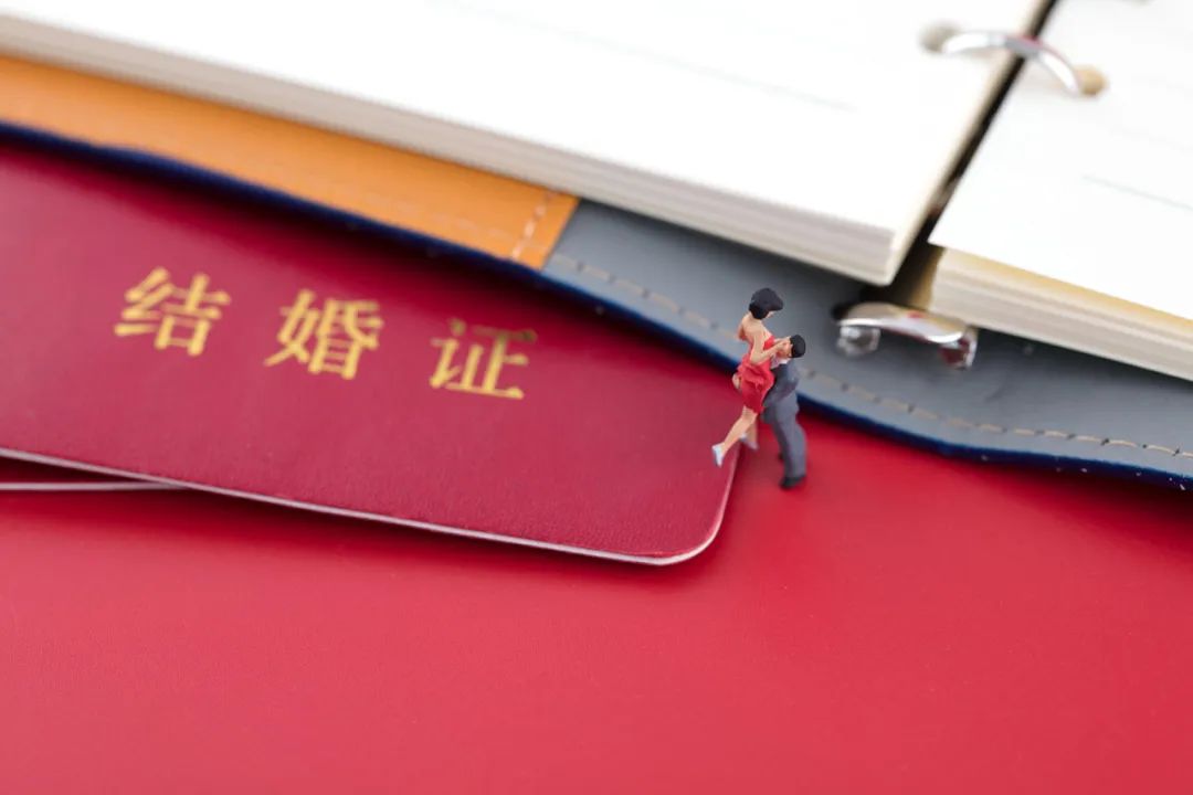 好消息，領(lǐng)證不用再回老家了！國(guó)務(wù)院常務(wù)會(huì)議審議通過(guò)《婚姻登記條例（修訂草案）》，將施行婚姻登記“全國(guó)通辦”。