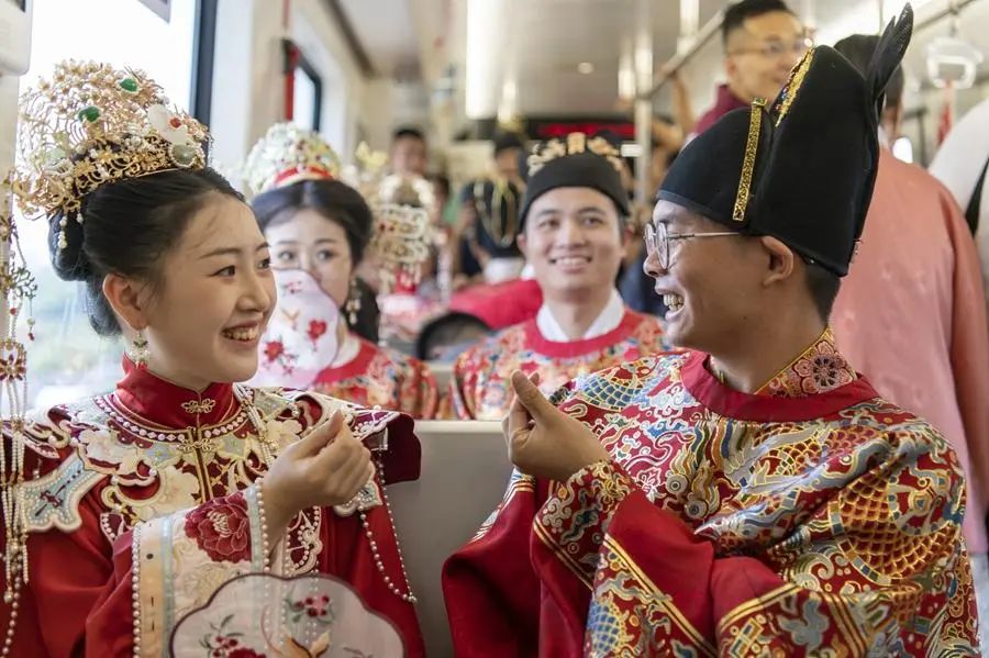 新華網(wǎng)：年輕人“爆改”婚禮！